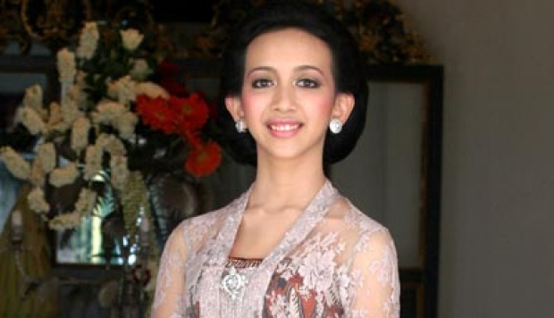 Putri Keraton Naik Becak